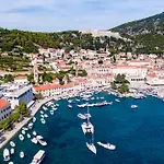 Peaceful Old Town With Sea And Sunrise Views Апартаменти Хвар